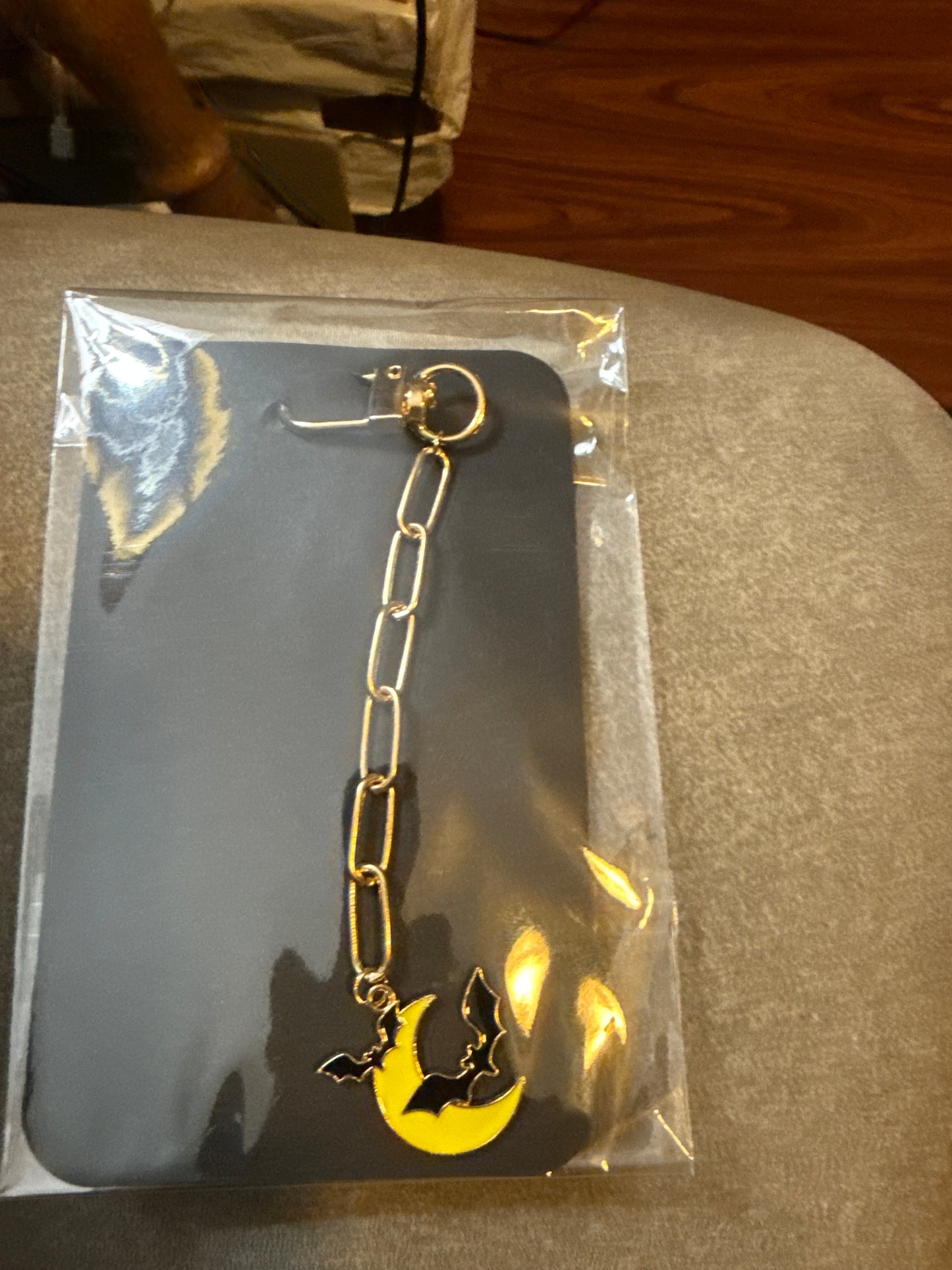 🌙 “Midnight Flight” Crescent Moon & Bat Charm Chain Keychain 🦇Short